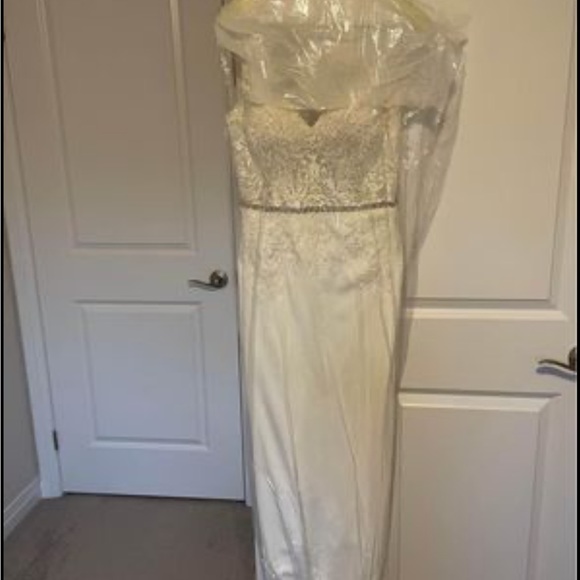 Beautiful size 10 wedding dress, worn in July, dry-cleaned - Picture 3 of 3